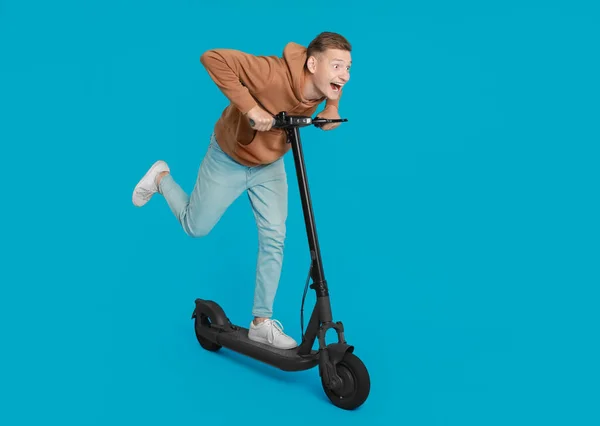 Emocional Hombre Montando Scooter Moderno Patada Eléctrica Sobre Fondo Azul — Foto de Stock