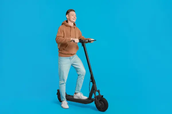 Hombre Feliz Con Scooter Patada Eléctrica Moderna Sobre Fondo Azul —  Fotos de Stock