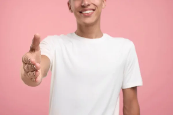 Happy Man Verwelkomen Het Aanbieden Van Handdruk Roze Achtergrond Selectieve — Stockfoto