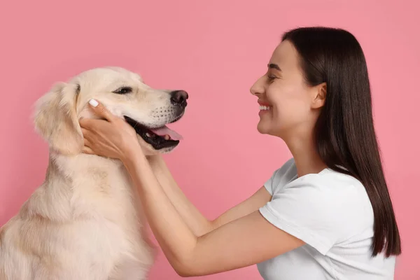 Glückliche Frau Spielt Mit Niedlichem Labrador Retriever Hund Auf Rosa — Stockfoto