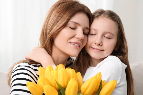 Matka Její Roztomilá Dcera Kyticí Žlutých Tulipánů Doma — Stock fotografie
