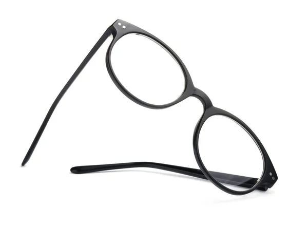 白に隔離された黒いフレームを持つスタイリッシュなメガネのペア — ストック写真