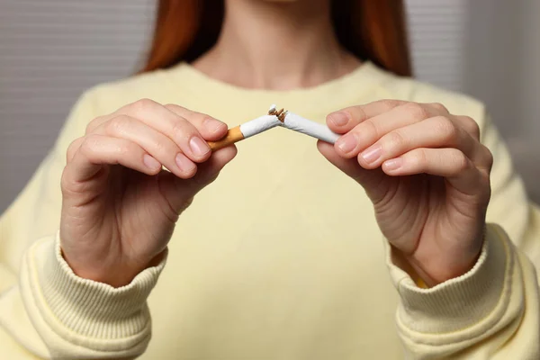 Přestaň Kouřit Žena Lámání Cigarety Světle Šedém Pozadí Detailní Záběr — Stock fotografie