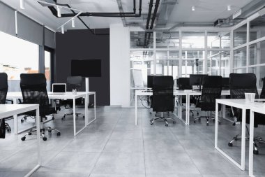 Açık Planlı Ofis 'in şık bir tasarımı. Masaları ve sandalyeleri olan çalışma alanı