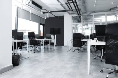 Açık Planlı Ofis 'in şık bir tasarımı. Masaları ve sandalyeleri olan çalışma alanı