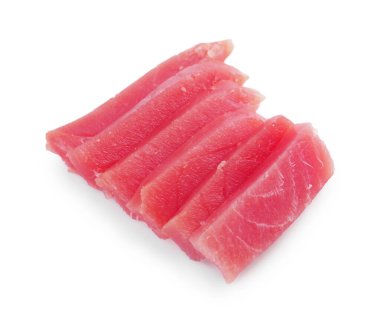 Lezzetli sashimi (taze çiğ ton balığı dilimleri) beyaz üzerine izole edilmiş.