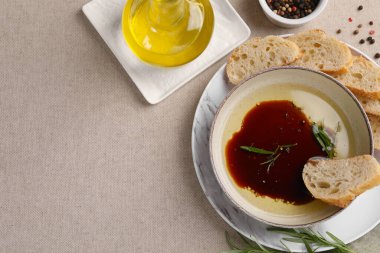 Yağlı, biberiyeli, ekmek dilimli ve baharatlı bir kase balzamik sirke. Metin için boşluk