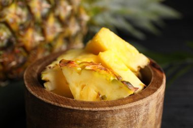 Lezzetli olgun ananas parçaları masada, yakın plan.