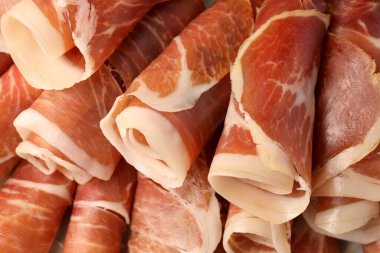 Arka plan olarak lezzetli jamon dilimleri, yakın plan.
