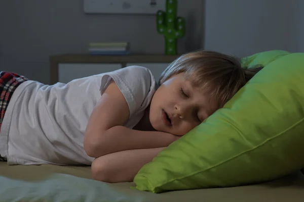 Malý Chlapec Chrápání Při Spaní Posteli Noci — Stock fotografie