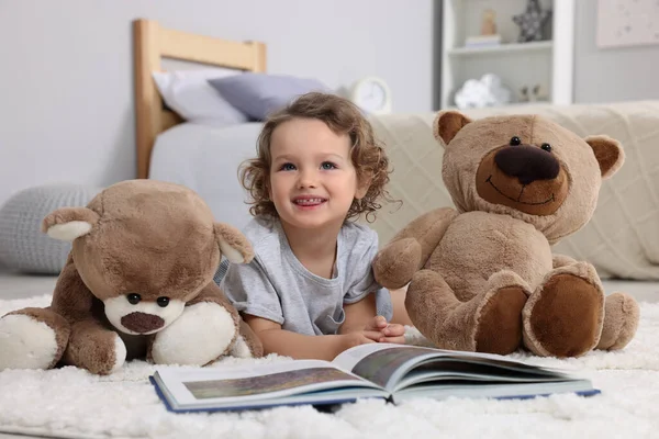 Nettes Kleines Mädchen Mit Buch Und Teddybären Auf Dem Boden — Stockfoto