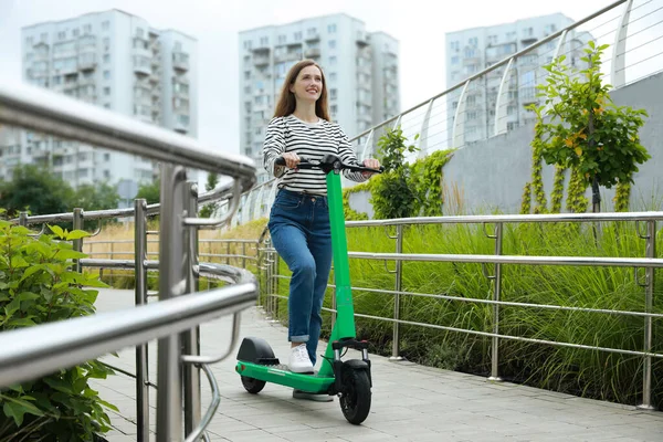 Şehir Caddesinde Modern Elektrikli Scooter Kullanan Mutlu Bir Kadın — Stok fotoğraf