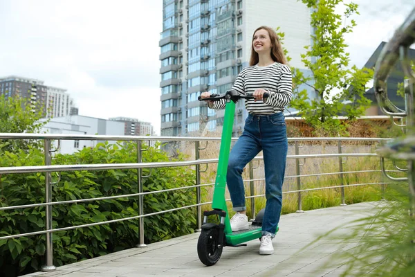街路の現代電動キックスクーター テキストのためのスペースを持つ幸せな女性 — ストック写真
