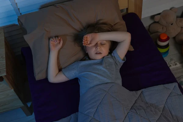 Malý Chlapec Chrápe Když Spí Posteli Noci Nad Výhledem — Stock fotografie