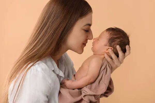 Mãe Com Seu Bebê Recém Nascido Bonito Fundo Bege — Fotografia de Stock
