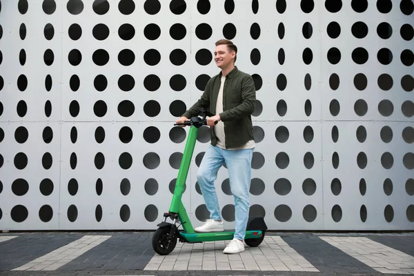 Hombre Feliz Con Scooter Eléctrico Moderno Calle Ciudad —  Fotos de Stock