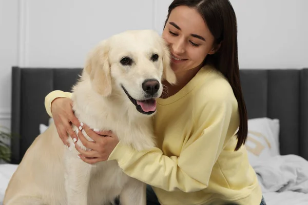 Mulher Feliz Com Cão Bonito Labrador Retriever Casa Adorável Animal — Fotografia de Stock