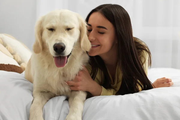 Glückliche Frau Mit Putzigem Labrador Retriever Hund Hause Bett Liebenswertes — Stockfoto