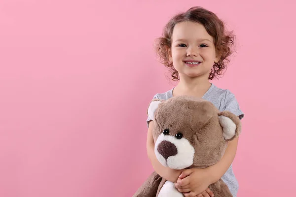 Nettes Kleines Mädchen Mit Teddybär Auf Rosa Hintergrund Platz Für — Stockfoto