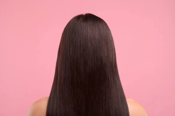 Жінка Здоровим Волоссям Рожевому Тлі Вид Ззаду — стокове фото