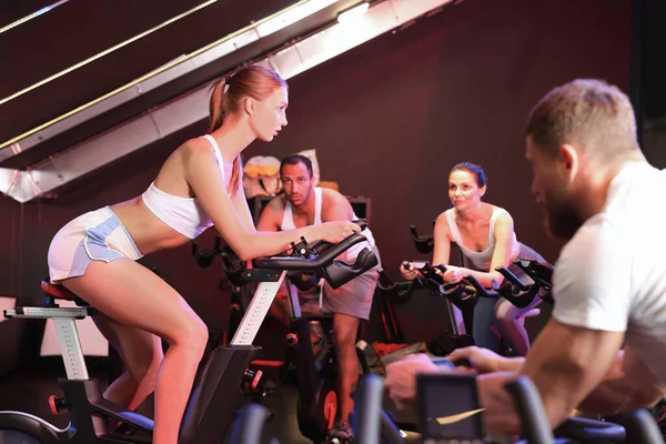 Grupp Människor Som Tränar Motionscyklar Fitness Club — Stockfoto