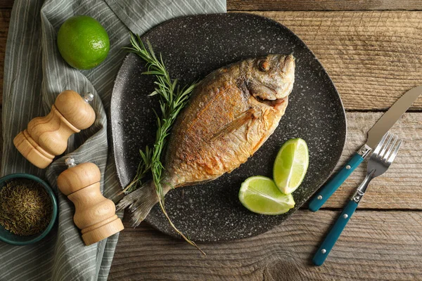 Delicios Pește Dorado Servit Masă Lemn Plat — Fotografie, imagine de stoc