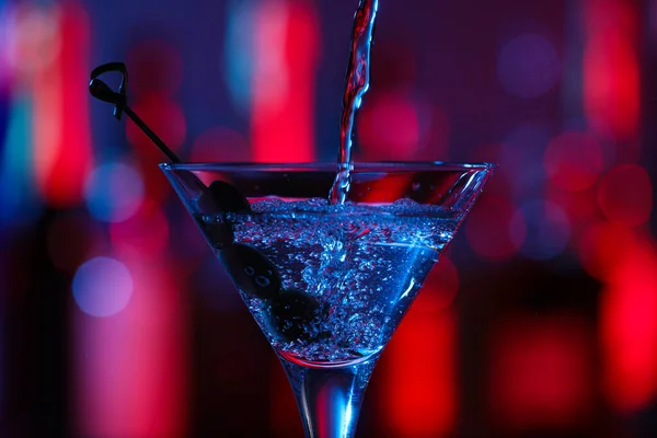 Pouring Cocktail Martini Glass Olives Blurred Background Closeup — Stock Photo, Image