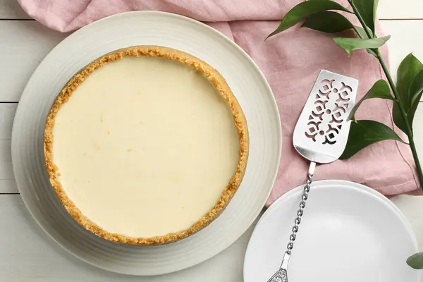Νόστιμο Vegan Tofu Cheesecake Σερβίρεται Λευκό Ξύλινο Τραπέζι Επίπεδη Lay — Φωτογραφία Αρχείου