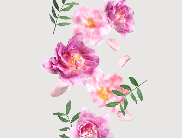 Όμορφα Πολύχρωμα Λουλούδια Και Πράσινα Φύλλα Πέφτουν Παστέλ Γκρι Φόντο — Φωτογραφία Αρχείου
