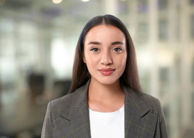 Ofiste kendine güvenen bir kadının portresi. Bulanık arka planda güzel bir kız