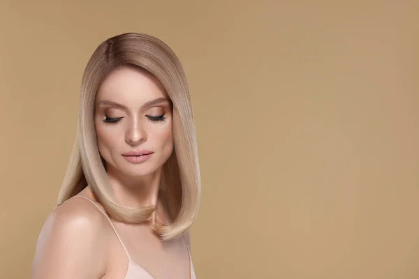 Portret Atrakcyjnej Kobiety Blond Włosami Ciemnym Beżowym Tle Miejsce Tekst — Zdjęcie stockowe