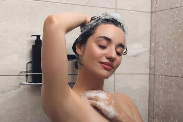 Piękna Kobieta Myjąca Włosy Szamponem Pod Prysznicem — Zdjęcie stockowe