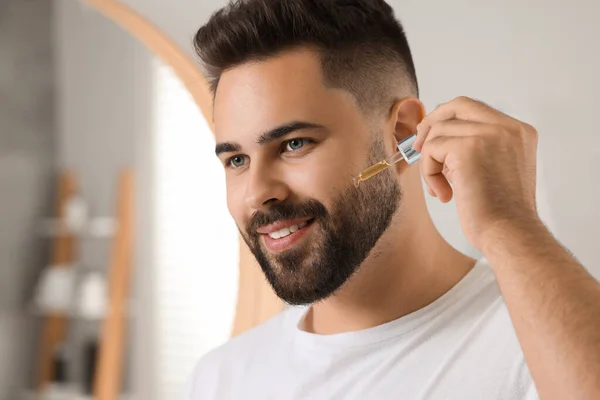 Schöner Mann Der Badezimmer Kosmetikserum Auf Sein Gesicht Aufträgt — Stockfoto