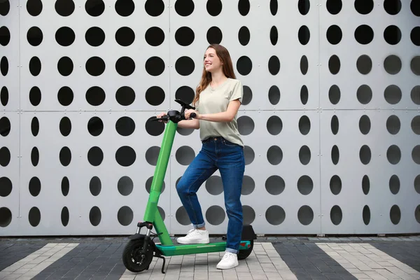 Щаслива Жінка Сучасним Електричним Скутером Міській Вулиці — стокове фото