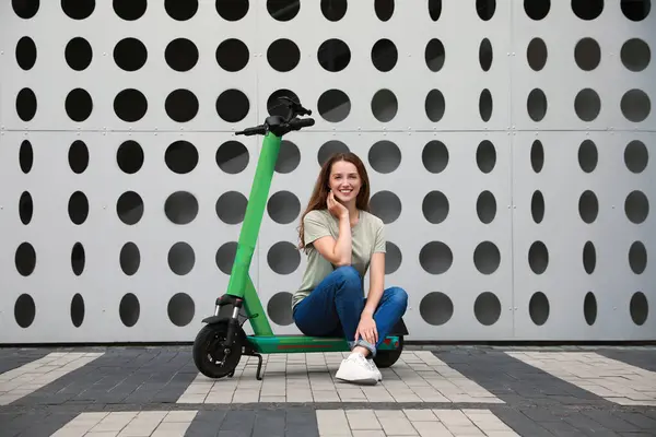Щаслива Жінка Сидить Сучасному Електричному Скутері Міській Вулиці — стокове фото