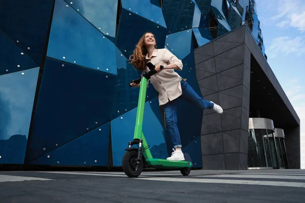Gelukkig Vrouw Paardrijden Moderne Elektrische Kick Scooter Stad Straat — Stockfoto
