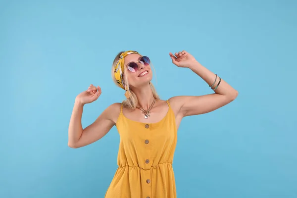 Retrato Mujer Hippie Sonriente Gafas Sol Bailando Sobre Fondo Azul —  Fotos de Stock
