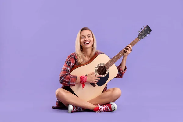 Mujer Hippie Feliz Tocando Guitarra Sobre Fondo Púrpura —  Fotos de Stock