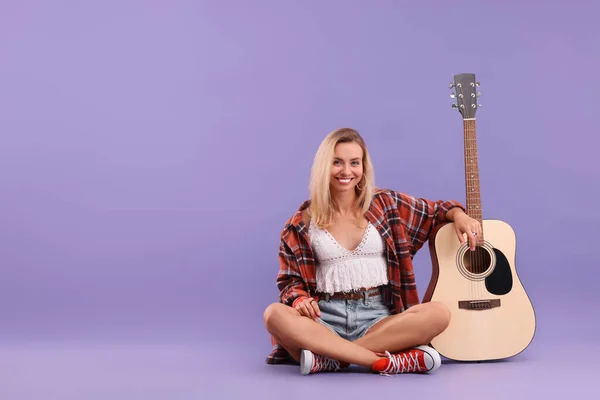 快乐的嬉皮士女人 背景是紫色的吉他 案文的篇幅 — 图库照片
