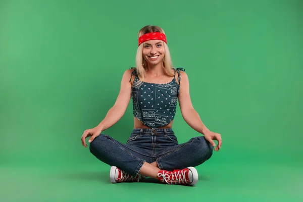 Retrato Mujer Hippie Feliz Sobre Fondo Verde —  Fotos de Stock