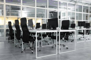 Açık Planlı Ofis 'in şık bir tasarımı. Bilgisayarlı, tablolu ve sandalyeli çalışma alanı