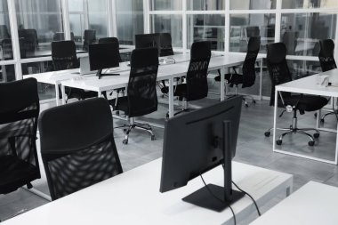 Açık Planlı Ofis 'in şık bir tasarımı. Bilgisayarlı, tablolu ve sandalyeli çalışma alanı