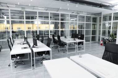 Açık Planlı Ofis 'in şık bir tasarımı. Bilgisayarlı, tablolu ve sandalyeli çalışma alanı