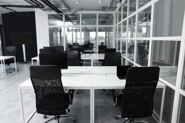 Açık Planlı Ofis 'in şık bir tasarımı. Bilgisayarlı, tablolu ve sandalyeli çalışma alanı