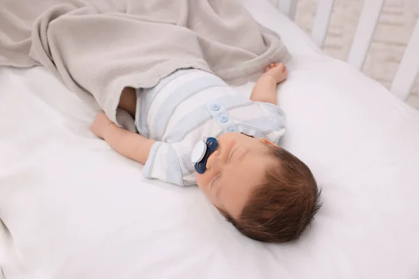 Lindo Bebé Recién Nacido Con Chupete Durmiendo Debajo Una Manta —  Fotos de Stock