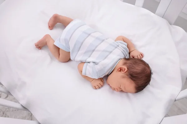 可爱的新生儿睡在婴儿床里 尽收眼底 该睡觉了 — 图库照片