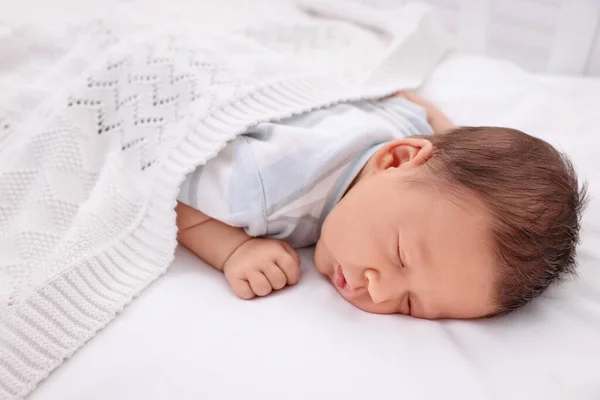 Lindo Bebé Recién Nacido Durmiendo Bajo Cuadros Blancos Cuna —  Fotos de Stock