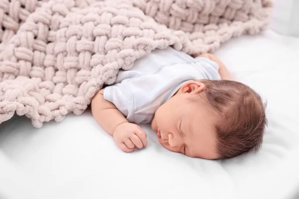 Lindo Bebé Recién Nacido Durmiendo Bajo Una Manta Suave Beige —  Fotos de Stock