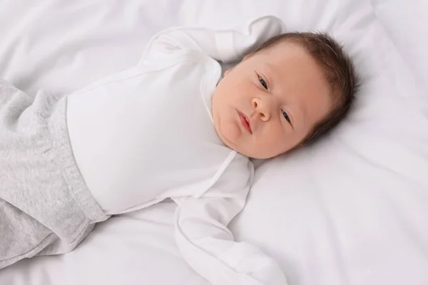 Lindo Bebé Recién Nacido Acostado Una Cama Blanca Suave —  Fotos de Stock