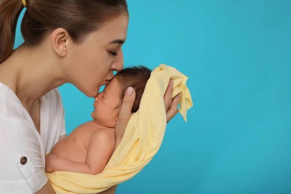 Anya Megcsókolja Aranyos Újszülött Babáját Világoskék Háttérrel Közelről Szöveg Helye — Stock Fotó